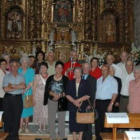 Foto de familia de los asistentes al retorno del cáliz a Castrocontrigo.