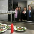 Carlos Domínguez Cidón, Alfonso Ordóñez, Rafael Doctor y Juan Vicente Herrera en la cocina del Musac