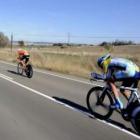 Alberto Contador, en el momento de adelantar a Markel Irizar en la contrarreloj de ayer por Palencia