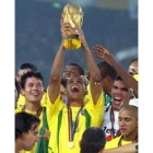 Rivaldo levanta la Copa que acredita a Brasil como campeón del mundo