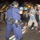 Un momento de los enfrentamientos entre la policía y los manifestantes.