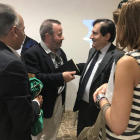 Javier Huerta charla con el agregado cultural de Perú. A. VALENCIA