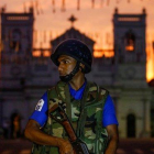 Un soldado monta guardia frente a una iglesia en Colombo.