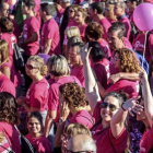 Varios miles de personas en la carrera solidaria anual contra el cáncer de mama, el año pasado en Bilbao.