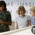 Michelle Obama junto a la editora jefe de 'Vogue USA', Anna Wintour, en la ceremonia de inauguración del Costume Institute, en el museo Metropolitan de Nueva York el pasado mes de mayo.