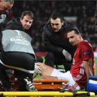 Zlatan Ibrahimovic, retirado en camilla