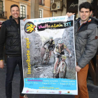 Carlos Jovellar y Fernando Vélez con el cartel de la Vuelta a León BTT que en su primera edición se disputará del 21 al 23 de abril. RAMIRO
