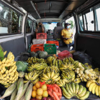 Un guía turístico vende fruta en el vehículo que antes utilizaba para transportar turistas por la selva. DANIEL IRUNGU
