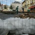 Los operarios trabajan en la plaza de San Marcelo para desmantelar la pista de patinaje
