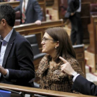 El líder del PSOE, Alfredo Pérez Rubalcaba (d), la portavoz parlamentaria, Soraya Rodríguez y el diputado socialista Eduardo Madina (2i), esta mañana durante el pleno del Congreso.