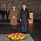 El ministro Fernández Díaz (derecha) este domingo, en el memorial del Holocausto en Jerusalén.
