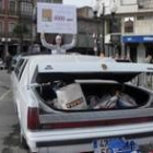 Andrea Blanco muestra el cheque desde la limusina