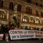 La concentración contra la violencia de género ayer delante de Botines