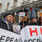 Protestas ciudadanas ayer en Kiev. SERGEY DOLZHENKO