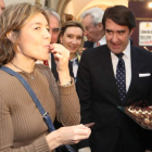 La ministra Isabel García Tejerina abre el Salón Internacional del Chocolate de Astorga con un discurso donde alaba la consolidación de la iniciativa y un paseo por los stand que le dan a probar sus manjares.