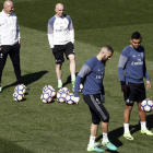 Zinedine Zidane y su ayudante David Bettoni observan a Karim Benzema y Casemiro. MARISCAL
