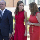 La reina Letizia y la presidenta de la Junta de Andalucía, Susana Díaz, con el alcalde de Málaga, Francisco de la Torre, el pasado 24 de julio.