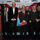 Los miembros de Asobecat, junto a José Luis Prada y Luis del Olmo, durante la celebración del acto.