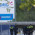 Policías en el exterior del pabellón Madrid Arena, horas después de la desgracia.