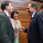 Juan José Mateos conversa con Fernando Pablos en presencia de Ángela Marqués.