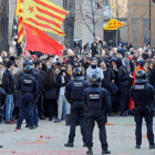 Los Mossos frente a las numerosas personas que irrumpieron en la plaza 1 de octubre. ROBIN TOWNSEND