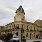 Fachada principal del Ayuntamiento de La Bañeza en una imagen de archivo.