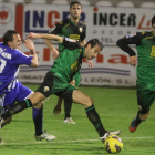 Iván Moreno, a la izquierda, se fajó frente a los jugadores rivales con su ardor característico, como muestra la imagen. El futbolista de la Ponferradina se adecuó a la perfección al terreno blando de El Toralín.