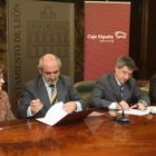 Evelia Fernández, Santos Llamas y José Manuel Fernández, en la firma