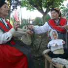 Mari e Higinia hilando.