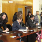 Imagen del reparto de cheques de ayuda a la adquisición de material escolar realizado ayer.