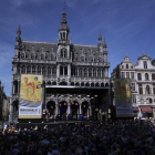 La famosa Grand Place de Bruselas, este jueves, llena de público en la solemne presentación de los equipos participantes en el Tour 2019.