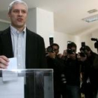 Imagen del presidente serbio, Boris Tadic, en el momento de la votación