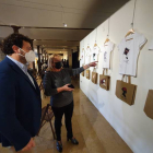 La concejala de Mujer Carmen Oláiz muestra al alcalde de Villaquilambre objetos de la exposición. DL