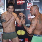 Ormeño, a la izquierda, junto a su rival en el pesaje.