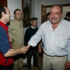 José Manuel Gutiérrez Monteserín , nuevo alcalde de Balboa, saludando a un vecino de la zona
