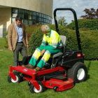 Gómez, junto a un operario de jardines con la nueva segadora. DL