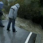 Imagen de archivo del primer socavón que causaron las lluvias en el acceso a Salientes