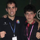 Rubén (i) y su rival Adrián (d) tras el combate. DL