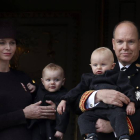 El príncipe Alberto II y la princesa Charlene de Mónaco, junto a sus gemelos la princesa Gabriella (2ª izq) y el príncipe Jacques (2º dcha), , en una imagen de 2015. SEBASTIEN NOGIER