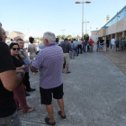 Los aficionados esperaron pacientemente por sus carnés. L. DE LA MATA