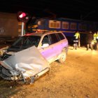 El coche quedó destrozado mientras que el tráfico ferroviario no se vio interrumpido.