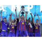 Los jugadores del Barcelona celebran el título de campeones de Copa del Rey logrado frente al Madrid. HIDALGO