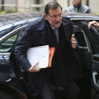 Rajoy baja del coche oficial, ayer en Bruselas.