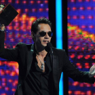 Marc Anthony recibe el galardón en la categoría de mejor grabación del año.