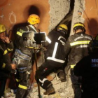 Bomberos chilenos buscan supervivientes entre los escombros.