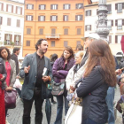 Óscar M. Prieto ayer, en la plaza Navona de Roma en un momento de la ruta novelística