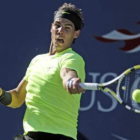 El tenista español Rafael Nadal devuelve la bola al francés Gilles Simon.