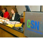 La presidenta del Consejo de Seguridad Nuclear, Carmen Martínez Ten (centro), en un momento de la pr