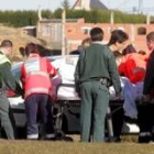Los servicios del 112 atienden al niño en la camilla, mientras le trasladan hasta la ambulancia