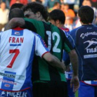 Fran y su ex compañero en la Deportiva Gorka Soria se abrazan a la conclusión del choque, porque el